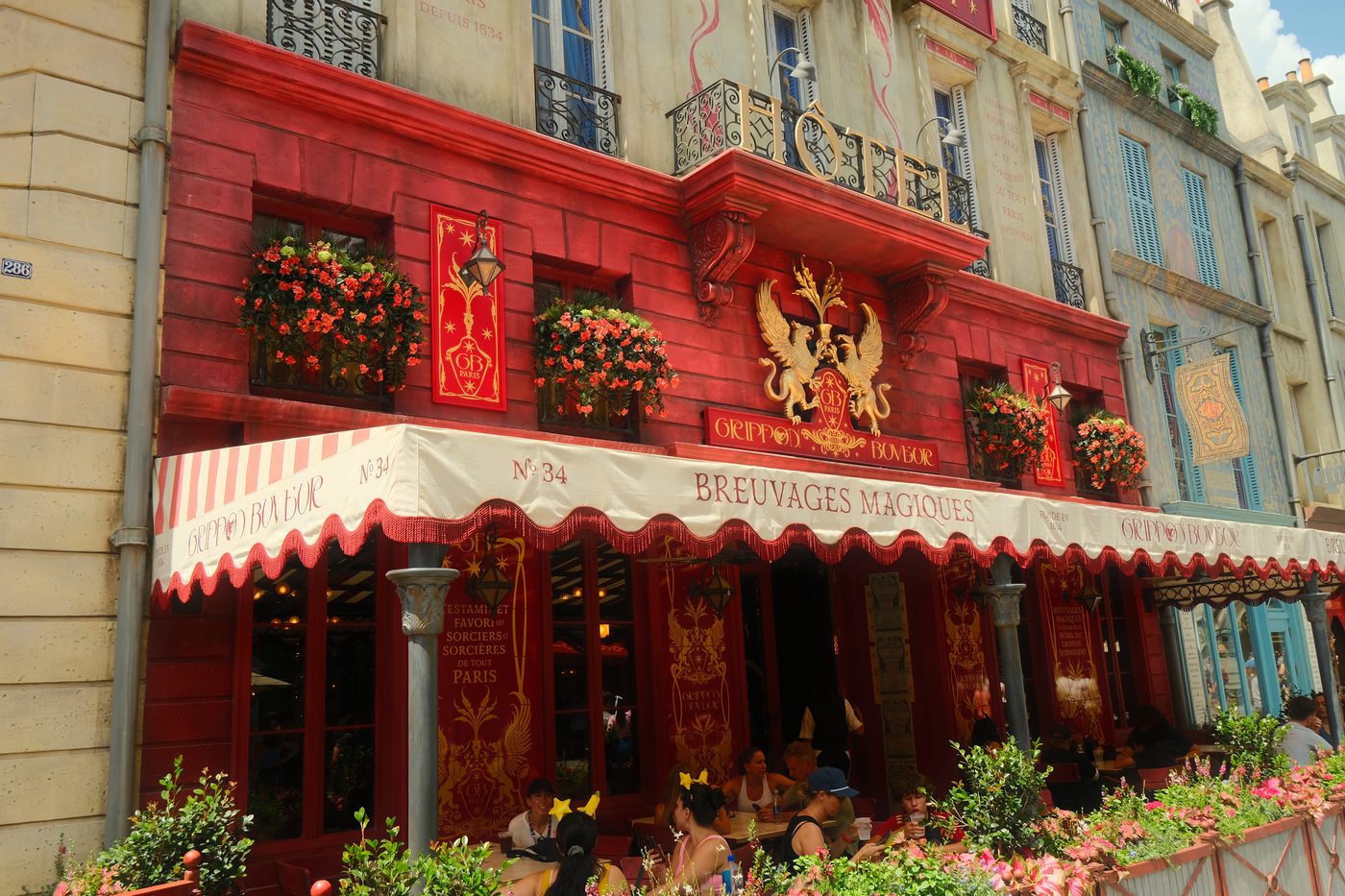 A storefront in the wizarding streets of Paris