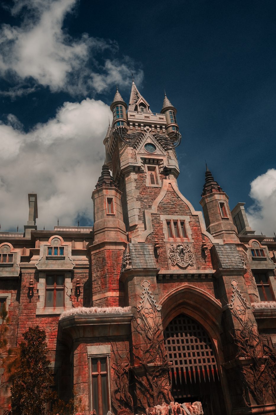 The brooding manor of Dark Universe