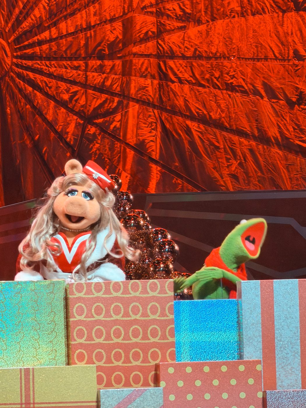 Miss Piggy and Kermit at Jollywood Nights