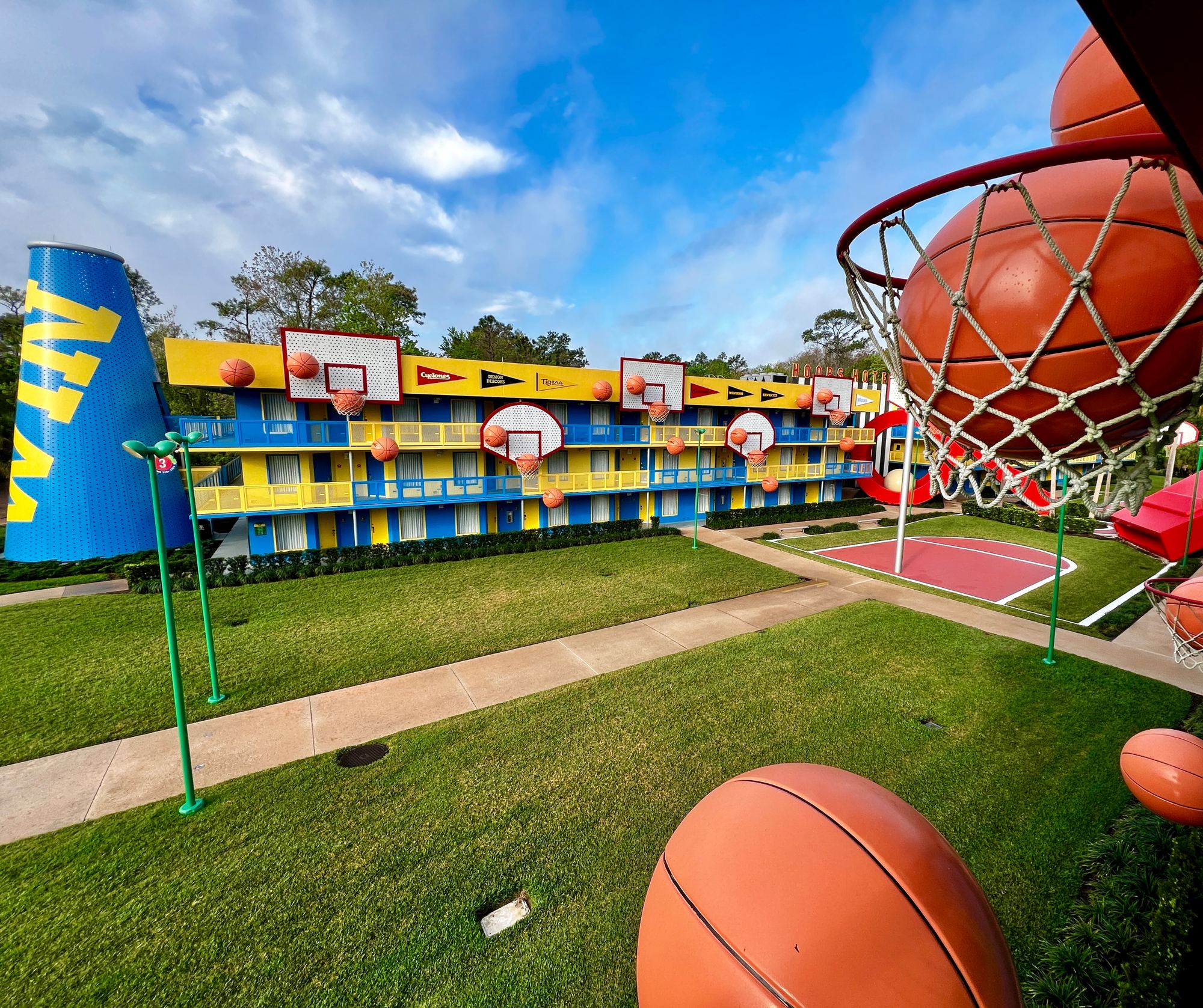 The basketball courtyard at Hoops Hotel