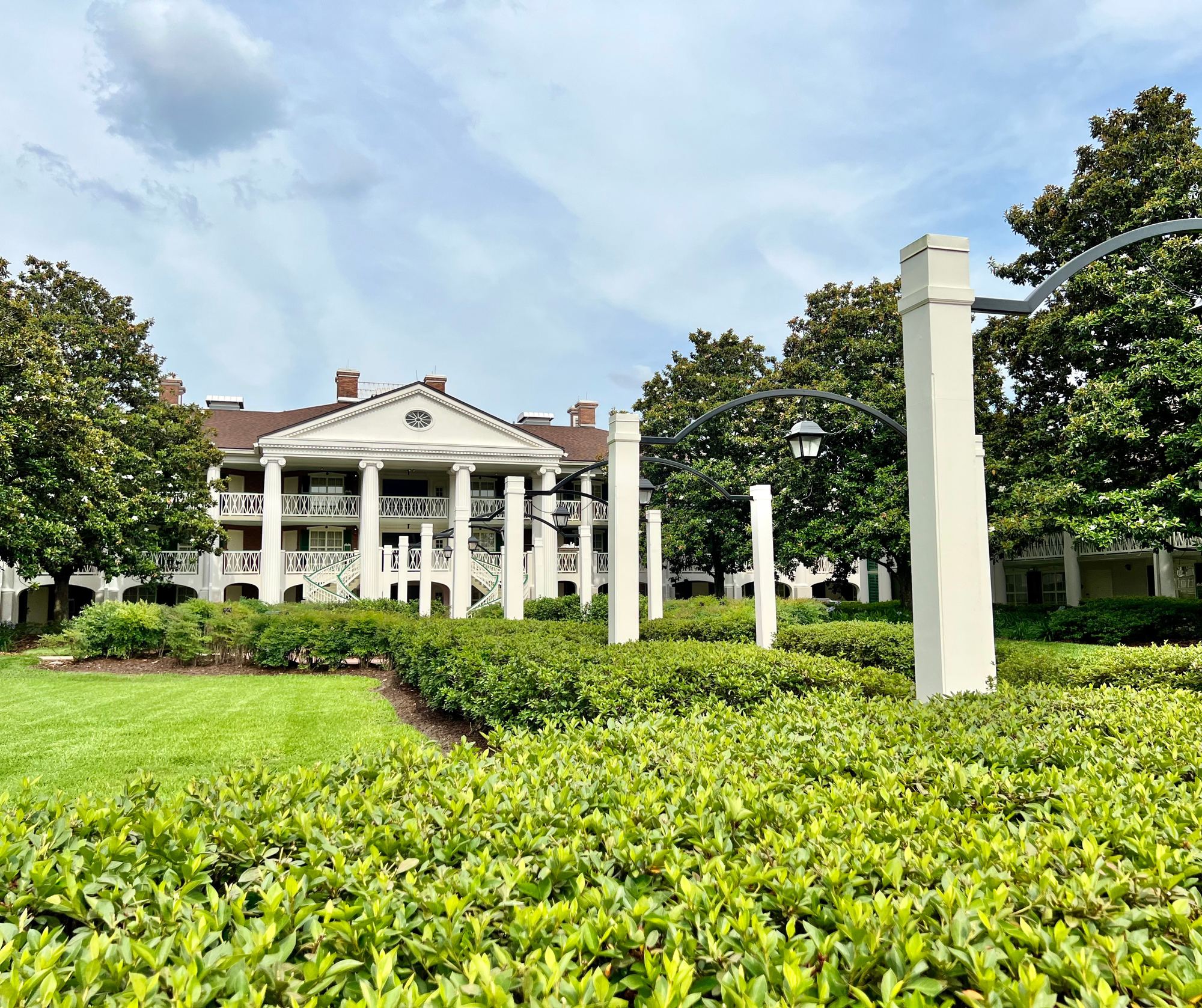 The white-columned mansions of Magnolia Bend
